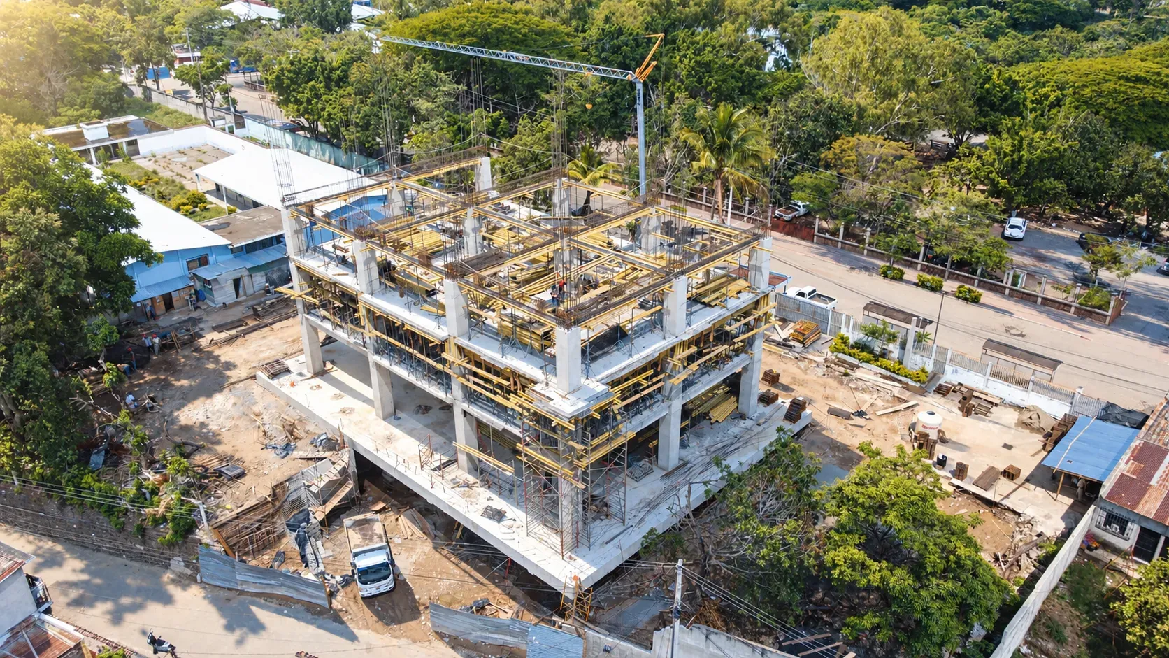 Vista aérea de un edificio en construcción con su estructura de concreto y andamios